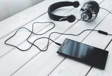 NBA焦点战：费城76人对阵篮网，恩比德欧文对决演绎防守反击之战